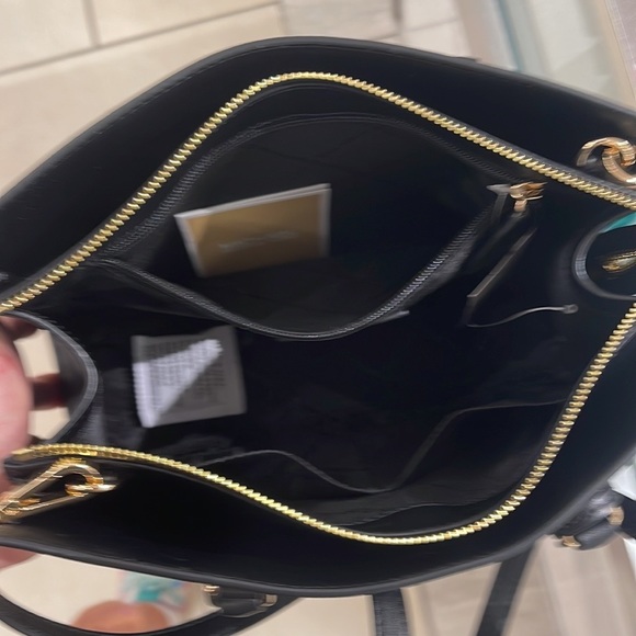 Michael Kors Sheila Medium Center Zip Satchel Crossbody Bag
NWT - Picture 15 of 16